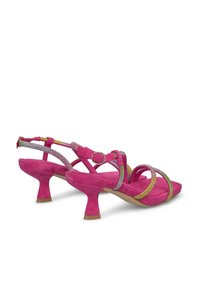 Sandalias de ante rosa con un tacón bajo en bloque, acentos metálicos y correas entrelazadas con cierre de hebilla. Acabado texturizado en las correas.
