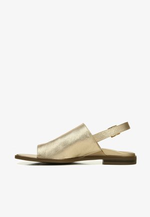 Metalen gouden slingback sandaal met een open teen, gladde leren textuur, platte hak en een gespstrap. Eenvoudig, minimalistisch ontwerp.