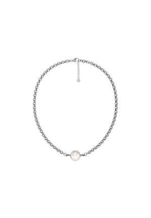 Sudraba ķēdes kaklarota ar gludu baltu pērli centrā. Ķēde sastāv no savienotām saitēm un ir ar aizdares sprādzi.