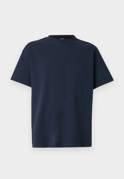 T-shirt di cotone blu navy con scollo rotondo, maniche corte e vestibilità comoda. Texture liscia senza motivi o dettagli visibili.