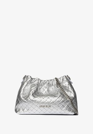Zilveren gequilted handtas met een geplooide bovenkant, zilveren kettingriem en logo-detail. De gestructureerde metallic afwerking voegt diepte toe.