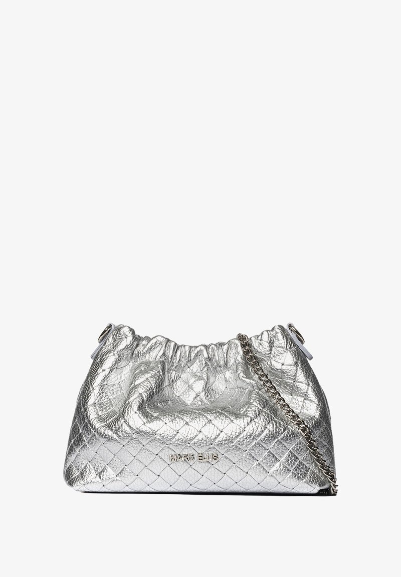 Borsa a tracolla argentata trapuntata con parte superiore arricciata, tracolla in catena argentata e dettaglio del logo. La finitura metallica testurizzata aggiunge dimensione.