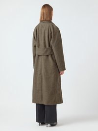 Cappotto lungo a motivi houndstooth brown con cintura in vita, maniche larghe e spacco posteriore. Progettato con colletto classico e chiusura con una fila di bottoni.