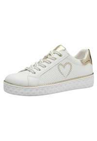 Scarpa da ginnastica bianca con lati in rete, tacco con dettagli dorati e design a cuore. Presenta una suola testurizzata e una semplice chiusura con lacci.
