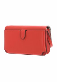 Sac à main en cuir rouge à texture lisse, de forme rectangulaire, avec un rabat frontal à fermeture pression et une bandoulière amovible.