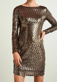 Robe à manches courtes ornée de sequins, avec un col rond, des tons bronze et or scintillants, et une silhouette ajustée avec des accents texturés.