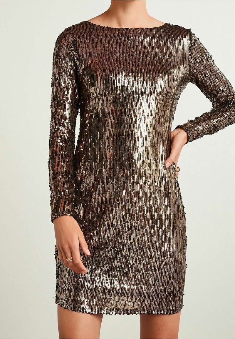 Robe à manches courtes ornée de sequins, avec un col rond, des tons bronze et or scintillants, et une silhouette ajustée avec des accents texturés.