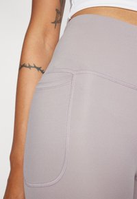 Under Armour MOTION LEGGING - Retuusid - tetra gray/white