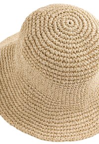 Chapeau beige à large bord en paille tressée serrée avec un motif en spirale.