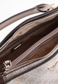 Geantă gri texturată cu mâner din piele netedă; are mai multe compartimente cu fermoar și accesorii metalice în interior.