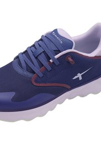 Chaussure de sport en mesh bleu avec une semelle blanche et violet, présentant des accents graphiques, un logo et des lacets ronds.