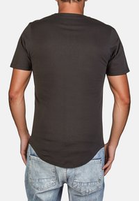 Donkergrijze korte mouwen T-shirt met een ronde zoom, gemaakt van zachte stof, met een gladde textuur en minimale ontwerpelementen.