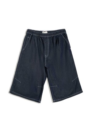 Short en jean bleu foncé longueur genou avec une taille élastique, des coutures blanches et des poches latérales, posé à plat sur un fond blanc.