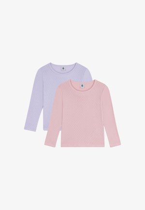 Maglietta a maniche lunghe in lavanda e rosa. Tessuto testurizzato con un motivo a diamante. Ogni maglietta presenta un collo rotondo e una finitura morbida.