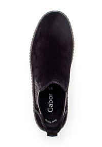 Schwarzer Wildleder Slipper mit strukturierten Seitenakzenten und Gummisohle. Das Innere weist die "Gabor"-Marke und das "Best Fitting"-Label auf.