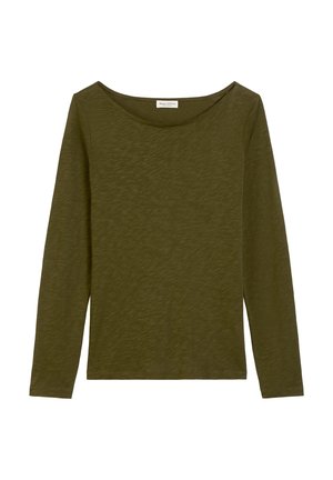 Olijfgroene top met lange mouwen, featuring een sierlijke boot hals en een zachte, gestructureerde afwerking. Eenvoudig ontwerp zonder patronen of versieringen.