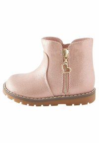 Rosa metallische Knöchelstiefel mit runder Zehenform, seitlichem Reißverschluss verziert mit einem herzförmigen Ziehgriff und einer braunen Gummisohle.