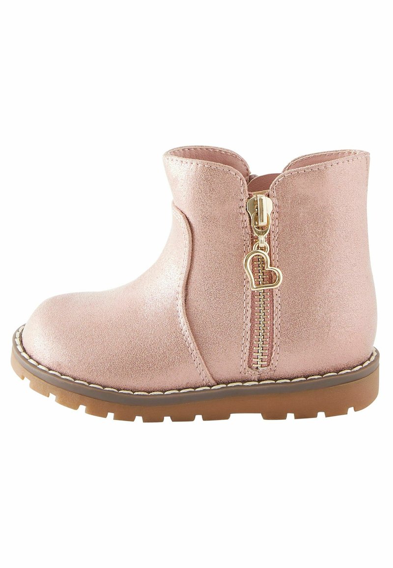 Rosa metallische Knöchelstiefel mit runder Zehenform, seitlichem Reißverschluss verziert mit einem herzförmigen Ziehgriff und einer braunen Gummisohle.