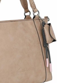 Bolso de mano de imitación cuero beige con forma estructurada, detalles en negro y tira decorativa trenzada con puntas rosas. Logo grabado en la parte frontal.