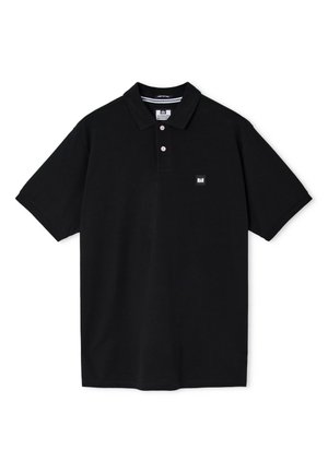 Czarna koszulka polo z krótkim rękawem, kołnierzykiem, dwoma guzikami oraz małą kwadratową naszywką z logo po lewej stronie klatki piersiowej.