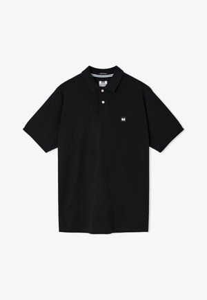 Czarna koszulka polo z krótkim rękawem, kołnierzykiem, dwoma guzikami oraz małą kwadratową naszywką z logo po lewej stronie klatki piersiowej.