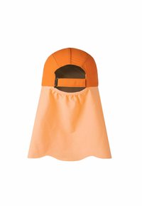 Gorra naranja con correa ajustable y solapa de tela adjunta diseñada para proteger el cuello y las orejas de la exposición al sol.