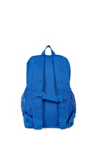 Niebieski plecak z wyściełanym plecakiem i regulowanymi paskami, z siateczkowymi kieszeniami bocznymi oraz uchwytem na górze dla łatwego przenoszenia.