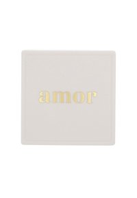 Kvadratisk låda i matt ljusrosa med ordet "amor" präglat i guldtext; slät yta med en subtil kantdetalj.
