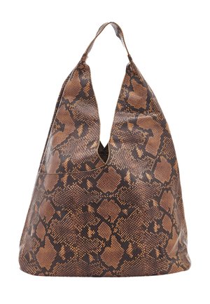 Sac à bandoulière en cuir à motif peau de serpent marron et noir, avec une large ouverture et une bandoulière unique, sur fond blanc.
