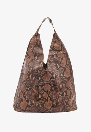 Sac à bandoulière en cuir à motif peau de serpent marron et noir, avec une large ouverture et une bandoulière unique, sur fond blanc.
