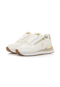 Zapatillas deportivas blancas con cuero texturizado, detalles en dorado, cremallera lateral y suela de goma marrón. Diseño de perfil bajo, con cordones en la parte delantera.