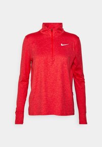 Rode sportieve top met lange mouwen en een ritskraag, voorzien van een gemêleerde structuur en een opvallend wit Nike-logo op de linkerborst.