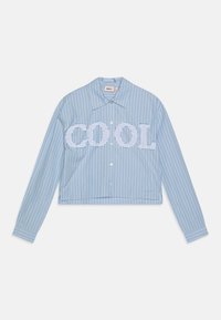 Camicia blu a righe, taglio corto, con maniche lunghe e chiusura a bottoni. Presenta grandi lettere bianche "COOL" sulla parte anteriore.