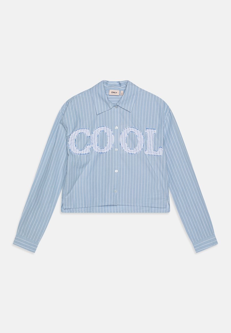 Camisa riscada azul, cropped, com mangas compridas e fecho de botão. Apresenta grandes letras "COOL" em branco na parte da frente.