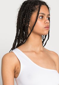 Cotton On SEAMLESS SASKI ONE SHOULDER TANK - Top - white