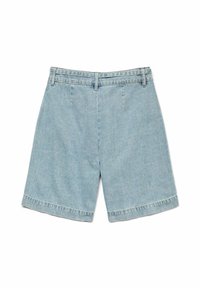 Šviesiai mėlyni džinsiniai šortai su aukštu liemeniu, lygia priekiu ir dviem užpakaliniais kišenėmis. Apdaila yra sulankstyta, kad atrodytų tvarkingai.