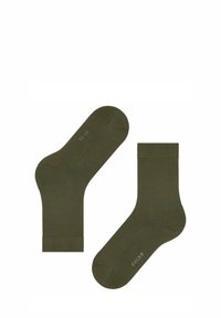 Olivgrüne Baumwollsocken mit einem gerippten Bund, die eine glatte Textur und ein bedrucktes Größenetikett aufweisen. Markenname "FALKE" an der Fußsohle.