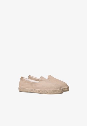 Beige espadriller med en tekstureret kanvas-overdel og en flettet jutesål. Slip-on design med åben hæl og ingen synlige udsmykninger.