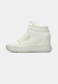 Sneakers bianchi con design alto, realizzati in materiale liscio, caratterizzati da motivi in rilievo, dettagli in tono oro e una suola bianca texturizzata.