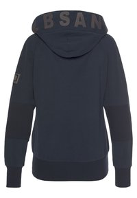 Felpa blu navy realizzata in tessuto morbido, con un grande cappuccio caratterizzato da lettere a contrasto, polsini a coste e dettagli testurizzati sulle maniche.