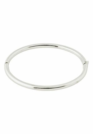 Silberner Metallarmreif, dünn, kreisförmig, mit glatter Oberfläche, verfügt über einen subtilen Öffnungsmechanismus für ein einfaches Anlegen.