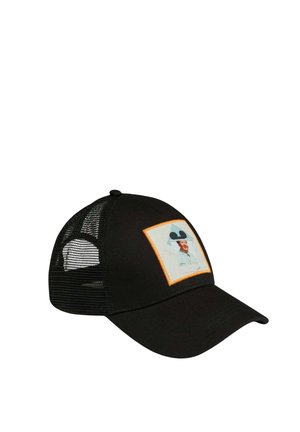 Casquette trucker en mesh noire avec une visière courbée et un patch avant montrant un homme avec un chapeau, délimité par une bordure orange.