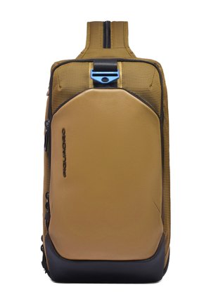 Brauner und schwarzer Rucksack mit einem einzelnen Trageriemen, vorderer Schutzplatte, seitlichen Reißverschlusstaschen und einer blauen Schnalle am oberen Riemen.