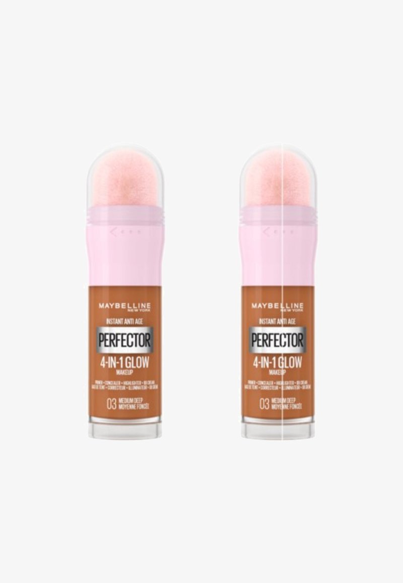 Maquillage 4-en-1 Glow de Maybelline. Capuchon rose avec un applicateur doux, et un corps cylindrique beige avec une étiquette produit indiquant la teinte 03 Medium Deep.
