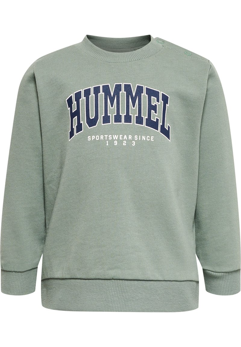 Grön sweatshirt med ribbad rund halsringning och långa ärmar. Har mörkblå "HUMMEL" text och "SPORTSWEAR SINCE 1923" i vitt.
