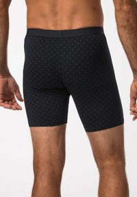 Černé boxerky vyrobené z měkké tkaniny, s jemným geometrickým vzorem a elastickým pasem se značkou "JP1880."