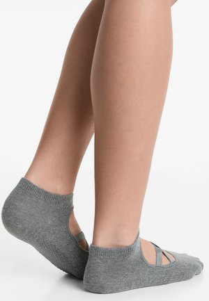 Graue Knöchelsocken mit einer weichen Textur, ausgestattet mit Aussparungen und elastischen Riemen, die für einen engen Sitz um den Fuß sorgen.