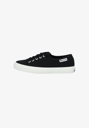 Schwarze Leinensneaker mit weißer Gummisohle, runder Zehenpartie und Schnürdesign. Markenlabel an der Seite zeigt "SUPERGA." Minimalistischer Stil.