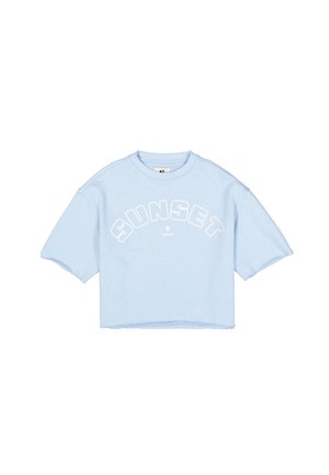 Lichtblauw T-shirt van katoen, cropped model met korte mouwen en witte "SUNSET" tekst op de voorkant, met onafgewerkte randen.