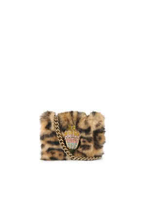 Borsa in pelliccia sintetica con stampa leopardata e tracolla in catena dorata. Presenta un elegante decoro a mano colorato e gioiellato nella parte frontale. Forma rettangolare.